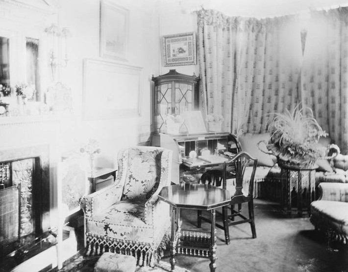 Phòng khách năm 1897.