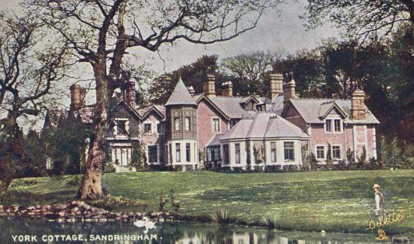 Phía sau lâu đài cổ kính.