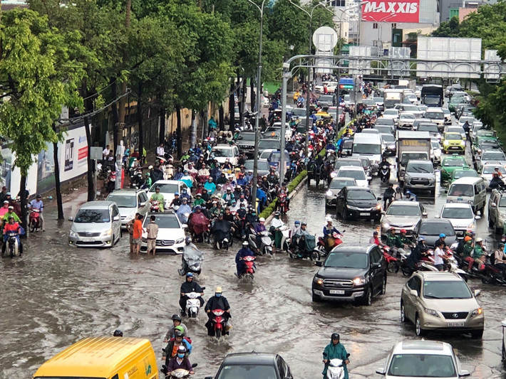 Đại diện Tập đoàn Công nghiệp Quang Trung (chủ đầu tư hệ thống máy bơm) - cho biết, có vận hành máy bơm để tiến hành bơm nước chống ngập cho đường Nguyễn Hữu Cảnh.