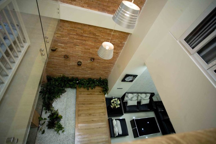 Giếng trời bố trí dọc cầu thang nhằm lấy ánh sáng và lưu thông gió.