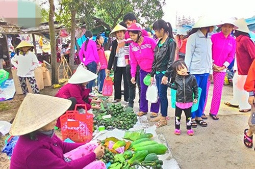 Phiên chợ luôn tấp nập kẻ bán người mua. Ảnh: Vov.