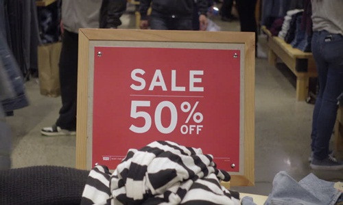 Nếu cho rằng giảm giá chỉ có lợi cho khách hàng thì bạn đã nhầm. Thực tế, giảm giá luôn có lợi cho cửa hàng quần áo. Đây là nghệ thuật khiến khách mua những thứ ngoài dự định. Ảnh: Shutterstock.
