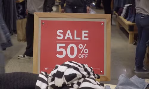 Nếu cho rằng giảm giá chỉ có lợi cho khách hàng thì bạn đã nhầm. Thực tế, giảm giá luôn có lợi cho cửa hàng quần áo. Đây là nghệ thuật khiến khách mua những thứ ngoài dự định. Ảnh: Shutterstock.