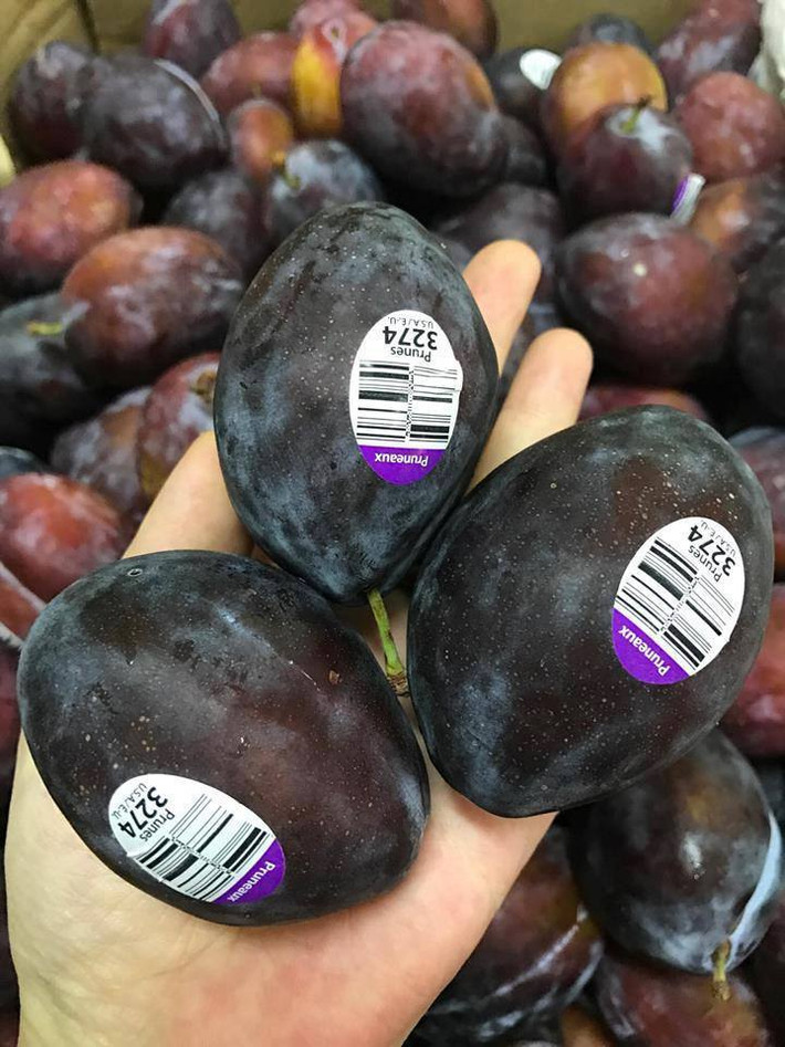 Khách ăn mận nhót nhập khẩu thường là gia đình có thu nhập khá. Không ít người mua cả 2-3 kg mỗi lần, thậm chí có những gia đình ngày nào cũng đặt mua mận đều đặn. Ảnh: Lavifruits.