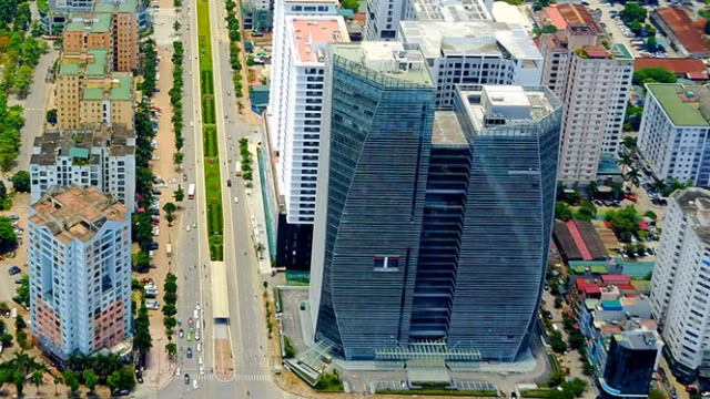 HUD Tower gồm hai tòa tháp thiết kế độc đáo theo dạng cánh buồm cong, vút lên cao tạo thành điểm nhấn. Ảnh: Enternews.