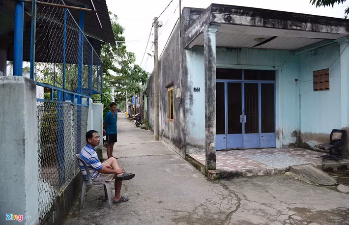 Cả khu phố 4, phường Thạnh Mỹ Lợi có khoảng 200 hộ nhưng người còn người đã bỏ đi nơi khác. "Dự án quy hoạch treo đã 14 năm qua, người dân làm nông giờ cũng không được, công việc bấp bênh. Nhà cửa không được xây sửa, nhiều người chờ hết nổi phải đi nơi khác sống. Số còn lại không chấp nhận vì giá đền bù đất thổ cư chỉ từ 8,5 triệu/m2, cách khu phố hơn 2 km nằm ngoài giá đã hàng trăm triệu đồng rồi", ông Nguyễn Thanh Đức ngậm ngùi cho hay.