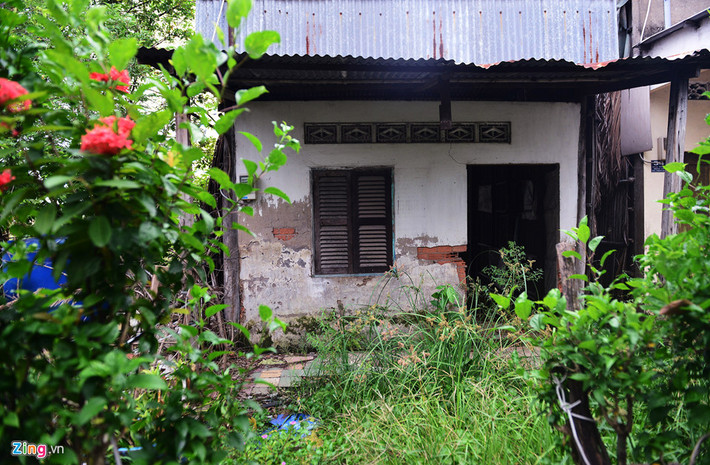 Những căn quá cũ, xuống cấp bị bỏ hoang sau khi chủ rời đi nơi khác sống. Anh Nguyễn Hoàng Nghĩa, tổ trưởng tổ 48, cho biết một số hộ quyết tâm chờ đến thời điểm có nền sẵn trong dự án mới giao giấy tờ cho chủ đầu tư. "Hiện trạng dự án sau 14 năm như vậy, việc giải tỏa mặt bằng chưa đến đâu thì ai dám giao giấy tờ để rồi lại đi ở trọ biết đến bao giờ", anh này cho hay.