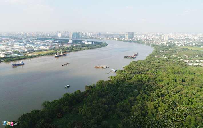 Khu vực này được đánh giá rất thuận lợi về giao thông, là cửa ngõ chính của phía đông của TP.HCM, từ đây kết nối với đại lộ Mai Chí Thọ đi qua bán đảo Thủ Thiêm, vào trung tâm thành phố. Một phần khu đất nằm bên sông Sài Gòn, đối diện Khu chế xuất Tân Thuận, cách trung tâm hành chính quận 2 khoảng gần 3 km.