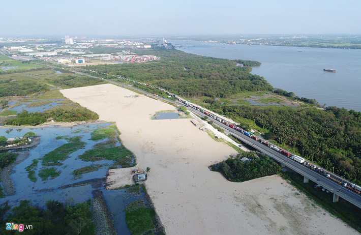 Tuy nhiên, sau khi được tạm giao đất, Công ty Đầu tư và Xây dựng Thanh niên xung phong không thể triển khai dự án. Doanh nghiệp này sau đó đề nghị góp vốn cùng 2 đơn vị khác, thành lập Công ty Cổ phần Thạnh Mỹ Lợi, do bà Lưu Thị Tuyết Mai, nhà sáng lập và CEO của Mesa Group, là đại diện pháp luật, để triển khai. Thế nhưng, thời điểm này, chủ đầu tư mới chỉ san lấp một phần diện tích nhỏ nằm dọc đường Võ Chí Công, dẫn lên bờ bắc cầu Phú Mỹ.