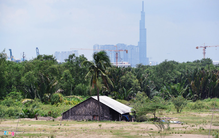 Căn nhà của anh Nguyễn Văn Nè nằm trong diện tích đất 200 m2 của mình vừa chấp nhận đổi đất lấy nền tái định cư. Do chủ đầu tư san nền làm nhà bị thấp, thường xuyên bị nước ngập nên gia đình anh phải chuyển đi chỗ khác sống, để lại căn nhà trống và chờ được cấp mới đất nhưng chưa biết tới khi nào.