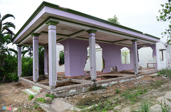 Các hộ dân khu phố 4 cũng cho biết thêm, ngoài hàng chục căn nhà, đất tư nhân mua với giá khoảng 35 triệu/m2 được giữ nguyên hoặc cho thuê trọ, có hàng chục căn khác chủ đầu tư mua lại và tiến hành đập bỏ nhiều hạng mục của kết cấu nhà.