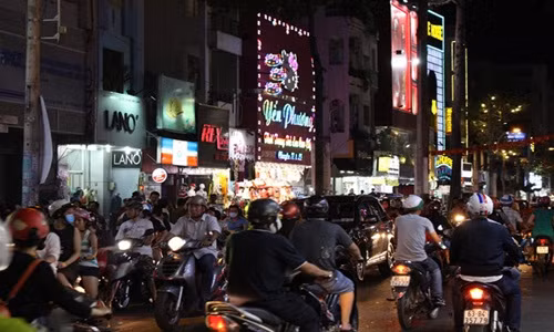 Phố Thời trang quận 5 dài gần 2km, bắt đầu từ đường Nguyễn Văn Cừ đến giao lộ Trần Phú - Nguyễn Duy Dương. Ảnh: Zing.