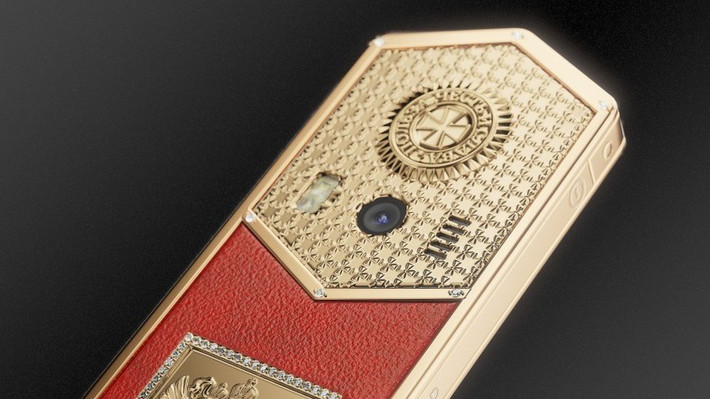 Điện thoại nổi bật với phần quốc huy, biểu tượng tượng trưng cho quyền lực Nga khắc nổi trên thân máy.