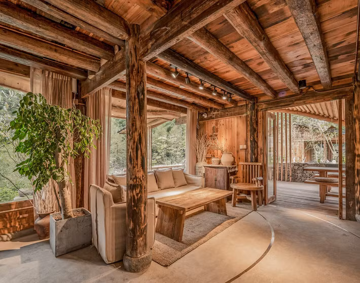 Nội thất trong căn nhà 2 tầng đều được làm bằng gỗ, thân thiện với môi trường.