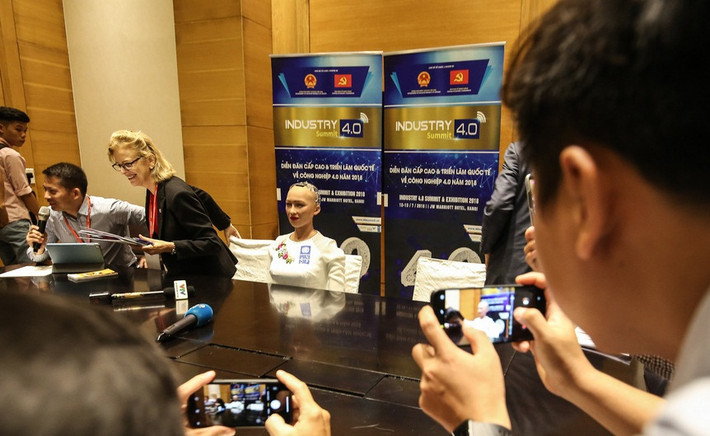 Nhiều vị khách có mặt trong Diễn đàn không quên ghi lại hình ảnh của nữ robot thông minh. Ảnh: Tuổi trẻ.