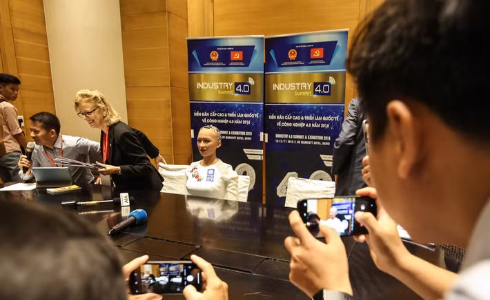 Nhiều vị khách có mặt trong Diễn đàn không quên ghi lại hình ảnh của nữ robot thông minh. Ảnh: Tuổi trẻ.