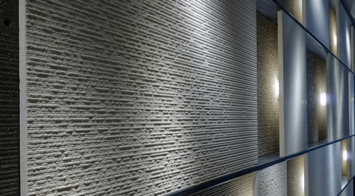 Tường hai lớp có độ dày 110mm – 220mm, giữa chúng có một khoảng không dày 100mm. Khoảng không này giúp không khí lưu thông, làm chậm quá trình truyền nhiệt. Từ đó giúp không gian bên trong trở lên mát mẻ hơn. Ảnh: APDI.