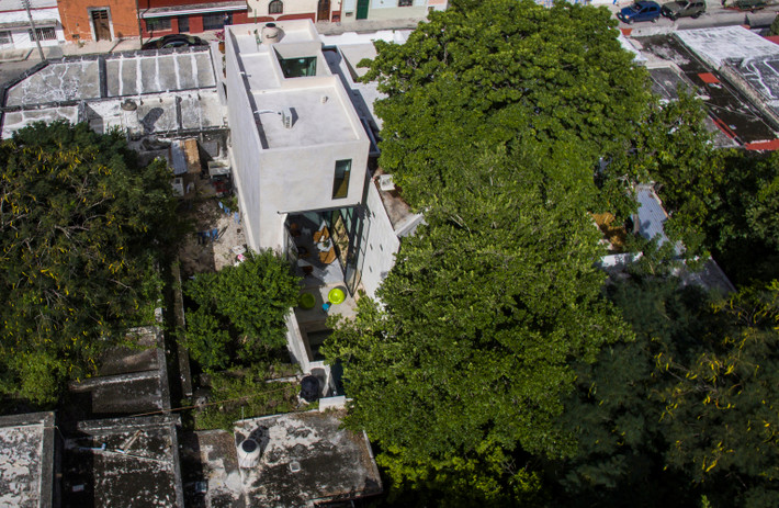 Nằm tại khu đô thị Mérida (bang Yucatán, Mexico), ngôi nhà ống được xây trên khu đất 6,5m x 27,5m.