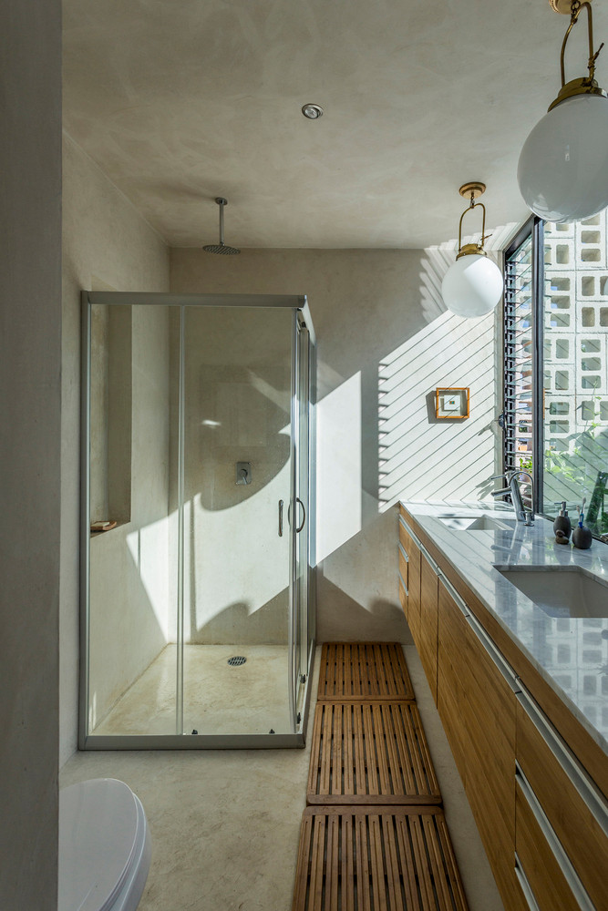 Phòng tắm thiết kế mở, tràn ngập ánh sáng.