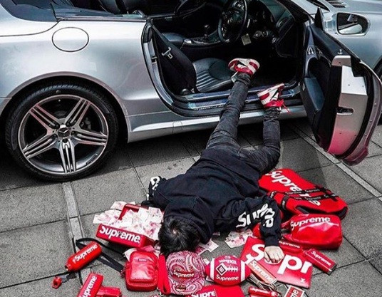 Nam thanh niên ngã bên cạnh siêu xe.