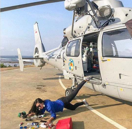 Theo trào lưu, cô gái ngã ngay khi xuống trực thăng.