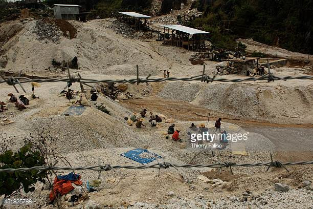 Các công nhân ở đây thường kiếm được 200 USD/tháng. Ảnh: Getty Images.