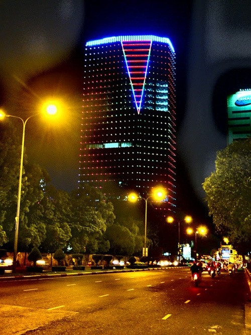Cao ốc văn phòng Lim Tower (số 9-11 Tôn Đức Thắng, phường Bến Nghé, Quận 1) xây trên khu đất rộng 1.917 m2 với quy mô 2 tầng hầm và 34 tầng lầu. Ảnh: Skyscrapercity.