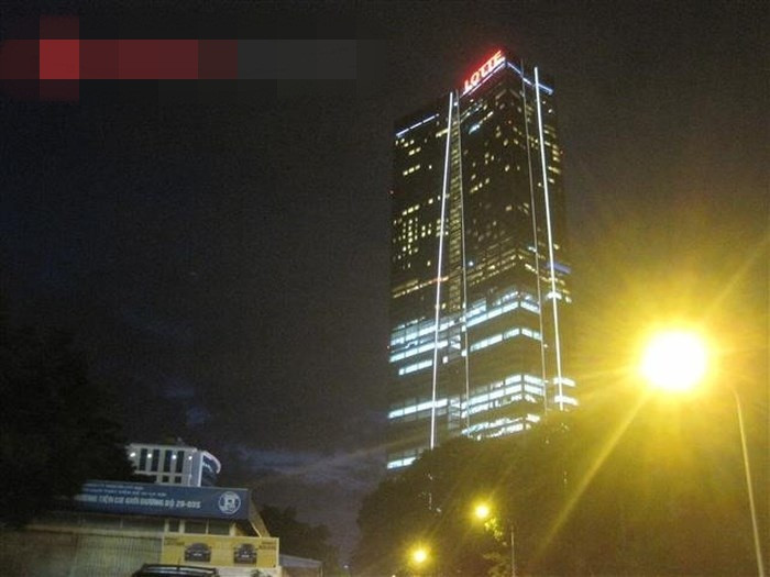 Nhìn từ xa, Lotte Center Hà Nội trông thật đồ sộ với chiều cao 267m, bao gồm 65 tầng. Ảnh: Giadinhvietnam.