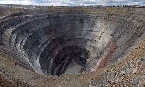 Mỏ Mir (còn gọi mỏ Mirny) là mỏ kim cương lộ thiên nằm ở Mirny, Cộng hòa Sakha, thuộc vùng Siberia, phía đông nước Nga.