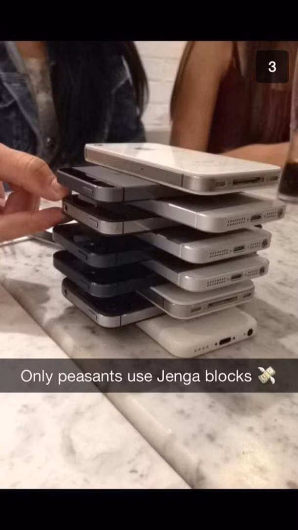 Khi không có bộ đồ chơi rút gỗ Jenga để dùng, các thanh niên "nhanh trí" sử dụng iPhone thay thế. Ảnh: Printest.