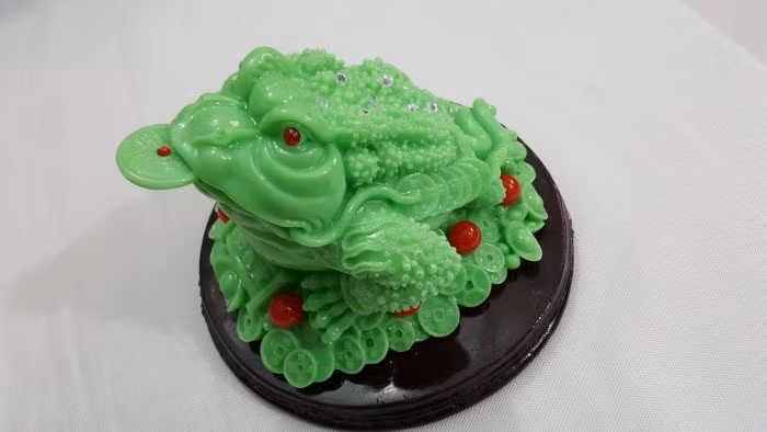 Trên thị trường hiện nay, cóc ngậm tiền bằng đá quý như đá thạch anh, ngọc phỉ thúy...đang được giới kinh doanh săn lùng. Ảnh: Muabannhanh.