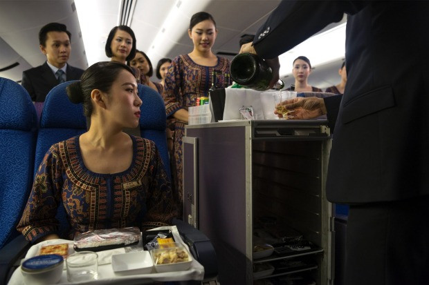 Đóng góp vào thành công này của Singapore Airlines phải kể đến đội ngũ tiếp viên hàng không nổi tiếng với tên gọi Singapore Girl.