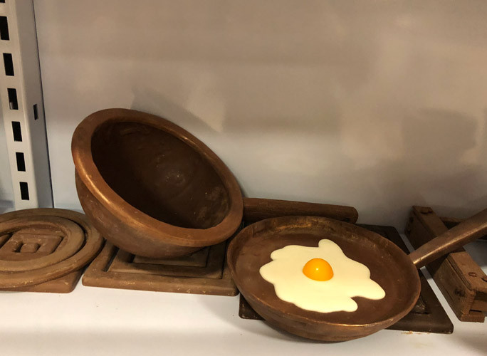 Bên trong nhà trưng bày nhiều vật dụng làm hoàn toàn từ socola như bếp, chảo, chén, bàn, máy đánh chữ...