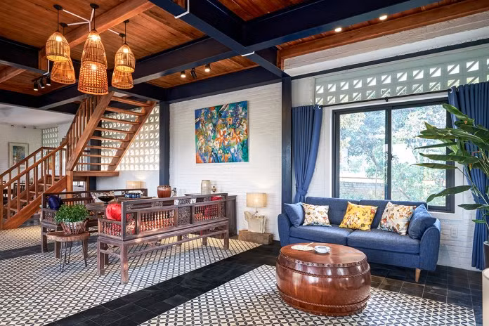 Toàn bộ khung nhà gỗ được nâng lên 1,5 m, hệ cột giữa được bỏ đi và gia cố bằng hệ khung nhà thép tạo không gian rộng cho tầng 1.