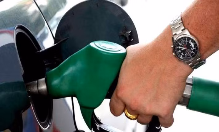 Na Uy là quốc gia có giá xăng cao thứ nhì thế giới 2,02 USD/lít. Giá xăng cao khiến các loại xe hơi chạy điện ngày càng phát triển ở Na Uy. Ảnh: India TV.