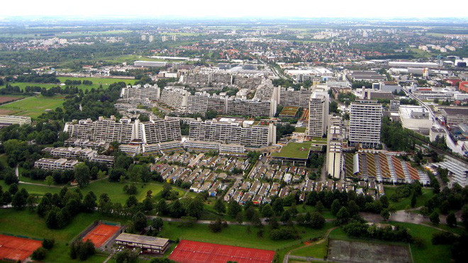 Ngôi làng cũ tồi tàn nay đã được xây dựng lại thành nơi riêng biệt và hiện đại dành cho sinh viên lưu trú. Có hơn 1800 căn hộ trong Làng Olympic, do đó, sống ở đây thực sự là một cảm giác tuyệt vời khi được hòa mình vào một cộng đồng sinh viên đông đảo.