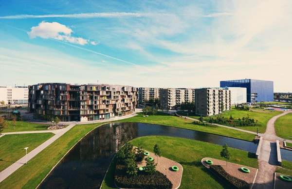 Kí túc Tietgenkollegiet có trụ sở tại Orestad (Copenhagen, Đan Mạch) được đặt theo tên của một vị danh nhân nổi tiếng tại quốc gia này. Toàn bộ khu ký túc xá có khối hình tròn, bao gồm 7 tầng và 360 phòng rộng rãi.