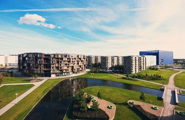 Kí túc Tietgenkollegiet có trụ sở tại Orestad (Copenhagen, Đan Mạch) được đặt theo tên của một vị danh nhân nổi tiếng tại quốc gia này. Toàn bộ khu ký túc xá có khối hình tròn, bao gồm 7 tầng và 360 phòng rộng rãi.