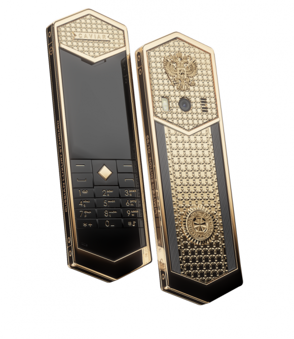 Chiếc điện thoại này được trang trí bằng kim cương và da bê với phần nút ấn làm từ vàng 18 karat.