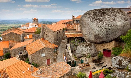 Nép mình trên sườn núi dốc của dãy núi Serra da Estrela, làng cổ Monsanto được xem là ngôi làng đặc biệt nhất Bồ Đào Nha. Ảnh: Inhabitat.