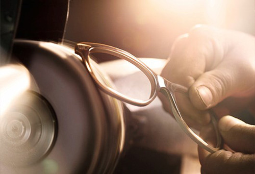 Sau đó, gọng kính tiếp tục trải qua quy trình đánh bóng bằng máy.