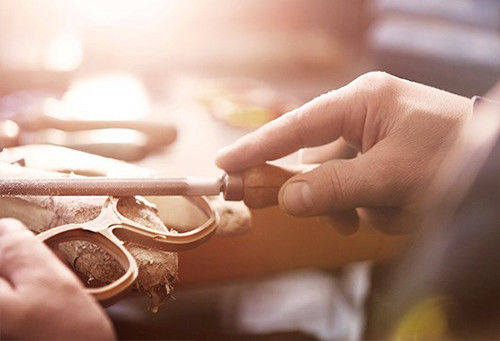 Tiếp theo là công đoạn mài xung quanh viền kính để đạt độ mịn và mềm mại nhất.