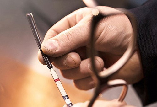 Tùy theo từng mẫu thiết kế khác nhau mà quai kính được thiết kế khắc logo hoặc bọc vải in họa tiết.