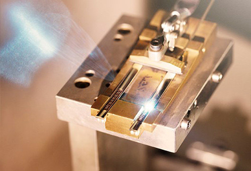 Máy khắc logo chìm trên bề mặt hai bên gọng kính.