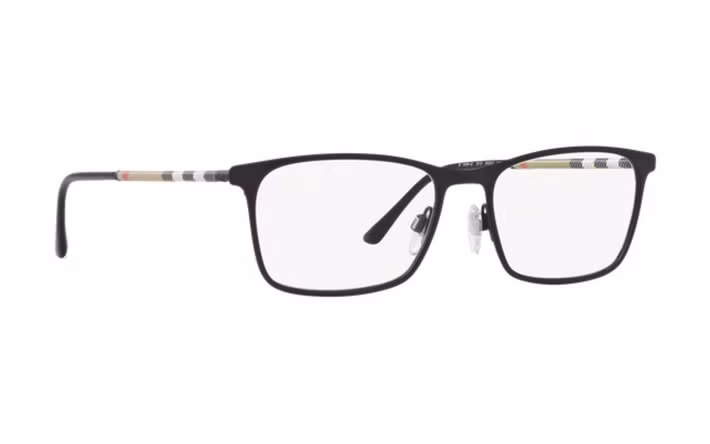 Sau khi hoàn thành, kính Burberry còn phải trải qua một vòng kiểm tra để đảm bảo chiếc kính đạt chuẩn trước khi xuất ra thị trường. Nguồn ảnh: Sunglasshut.