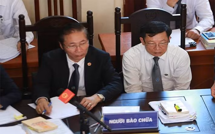 Trong phần đối đáp sáng 30/5, luật sư Hoàng Ngọc Biên (bào chữa cho bị cáo Hoàng Công Lương) mở đầu phần đối đáp với Viện Kiểm sát nêu quan điểm: Không có cơ sở để xem xét việc trả hồ sơ điều tra bổ sung theo đề nghị của đại diện Viện Kiểm sát. "Khi cân nhắc truy tố 1 người, không phải thích thì truy tố, không thích thì rút về” - luật sư Hoàng Ngọc Biên nhấn mạnh. (Trong ảnh, luật sư Biên ngồi bìa phải ảnh, mặc áo trắng).