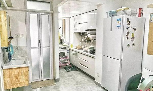 Căn nhà đã trở nên quá cũ kỹ, trang thiết bị đã hỏng khá nhiều, không gian bí bách.