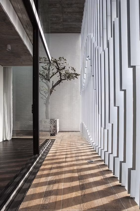 Một hành lang rộng sẽ thiết lập khoảng đệm cho ngôi nhà. Ảnh: Freshhome.