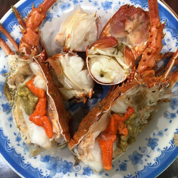 Tôm hùm Angola chế biến nhiều món như hấp, nướng bơ tỏi, nướng...Ảnh: Daohaisan.