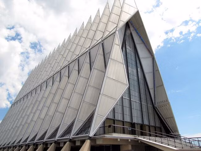 Nhà thờ Cadet (Colorado Springs, Colorado) là một thành tựu của kiến trúc hiện đại và cũng là một công trình thuộc hàng phức tạp nhất với 17 tòa tháp. Ảnh: World Atlas.